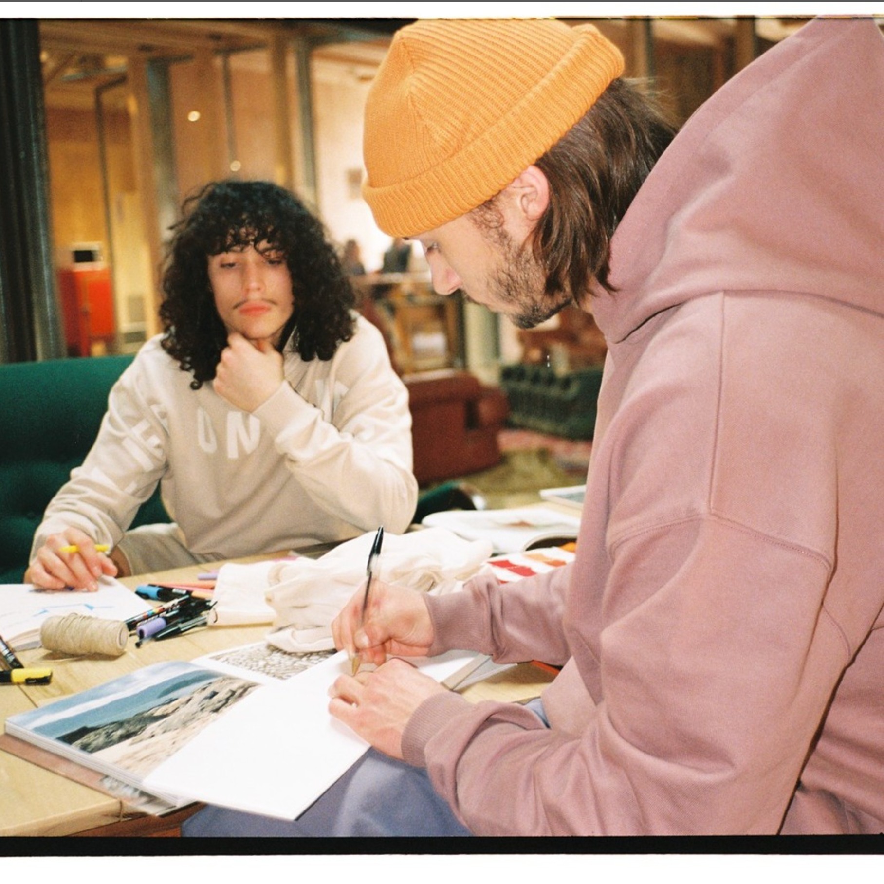 Consulenza di design con due creativi che lavorano su bozzetti