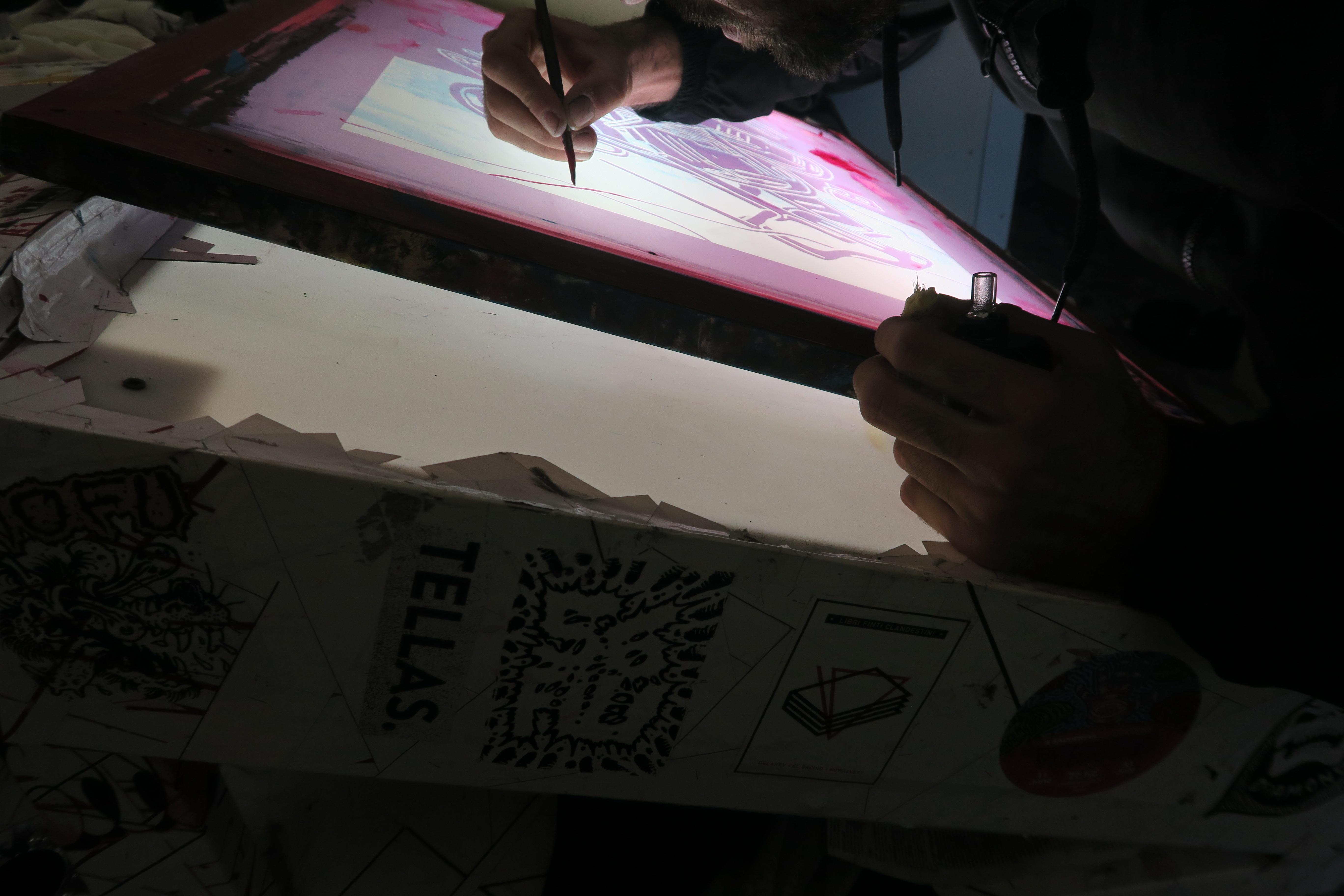 Artista al lavoro su stampa serigrafica