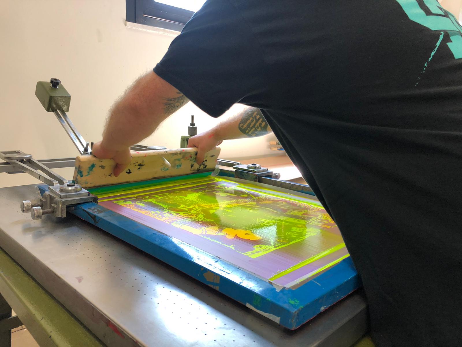 Processo di stampa serigrafica con inchiostri colorati