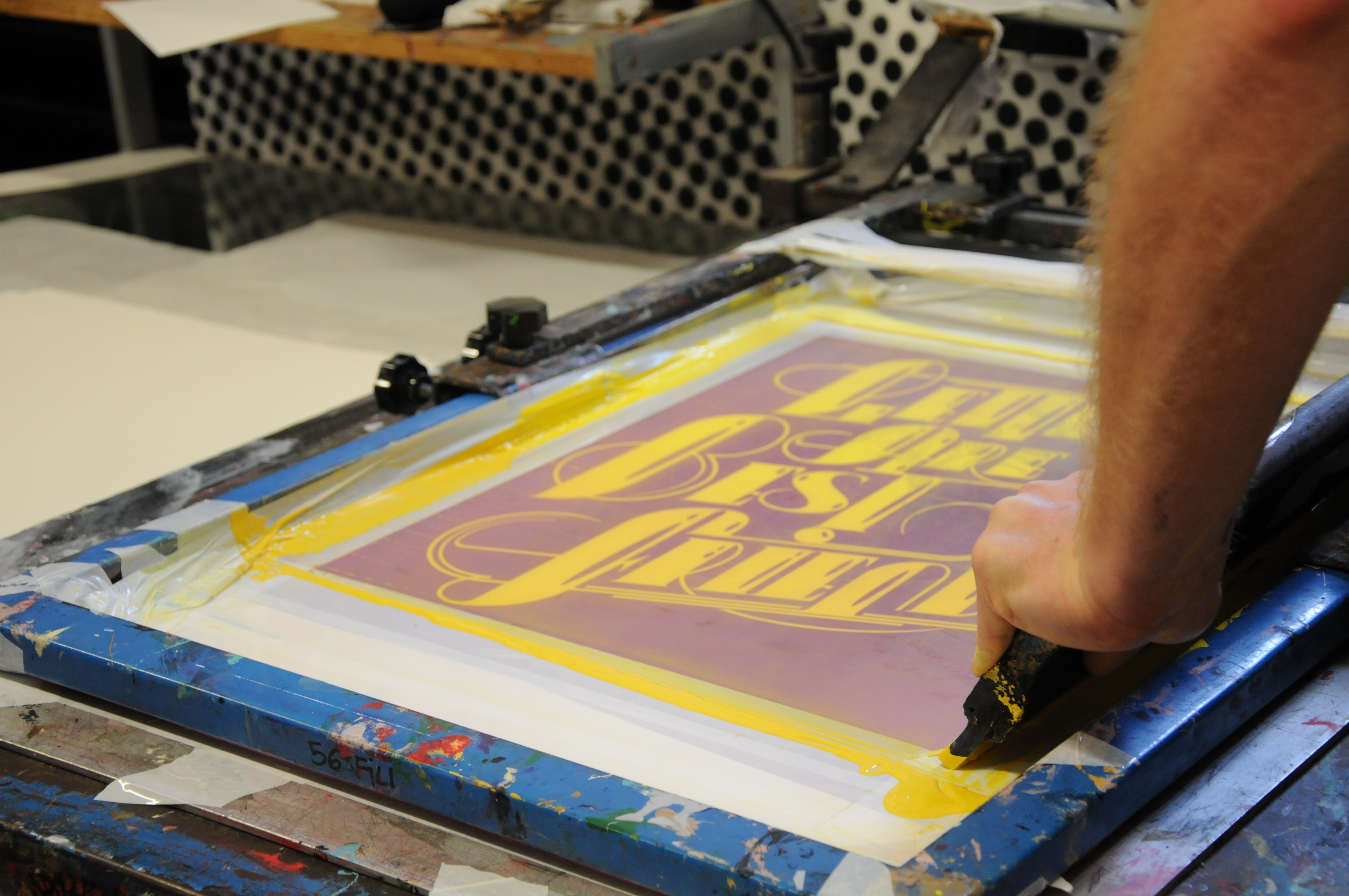 Processo di stampa serigrafica in corso